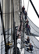 Marins sur les voiles d'avants.