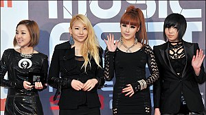 (Mula kanan hanggang kaliwa) Dara, CL, Bom at Minzy