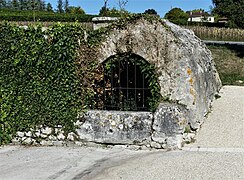 Puits alimentant un ancien lavoir.