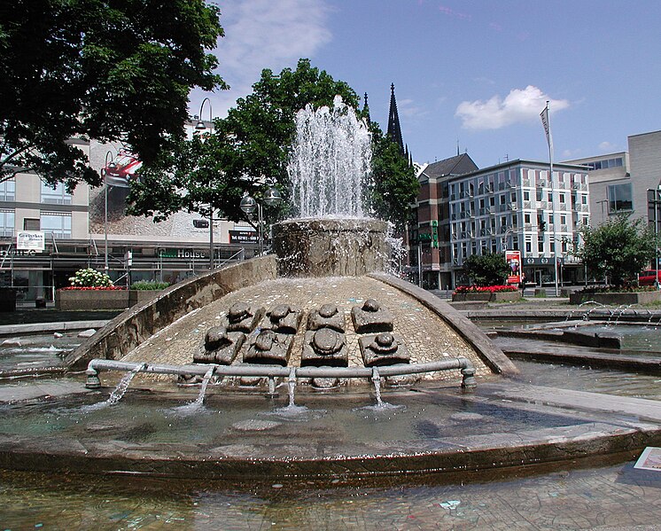 File:Offenbachplatz-Köln-Brunnen.JPG