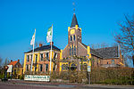 De Theefabriek. Het rechter gebouw was vroeger de gereformeerde kerk (1862) en het linker gebouw de pastorie (1870)