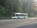 Un Agora S de la ligne 100 arrive à son terminus, près de l'Université Antilles Guyane.