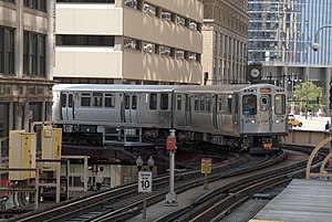 Randolph/Wabash駅に到着するピンクラインの列車