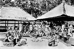 Seorang penari Bali menampilkan tarian Kebyar duduk yang diiringi oleh gamelan bali, Bali, Indonesia, sebelum tahun 1952