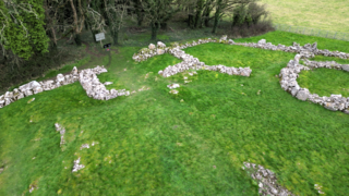 Pentref Celtaidd Din Lligwy Celtic village (pre-Roman) nr Moelfre, Ynys Mon, Wales 25.png