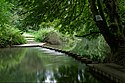 Moderne Trittsteinbrücke über den River Mole