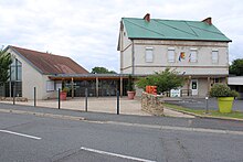 Le bâtiment de la mairie avec un toit bâché