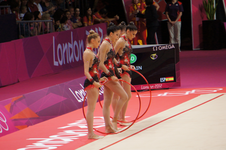 Las componentes del equipo antes de realizar el ejercicio de 3 cintas y 2 aros. En este montaje saldría Elena López en lugar de Loreto.