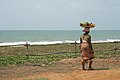 Una mujer camina por la costa, cerca de Cotonú.