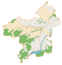 Mapa konturowa gminy Czchów, blisko centrum na dole znajduje się punkt z opisem „źródło”, natomiast na dole nieco na prawo znajduje się punkt z opisem „ujście”