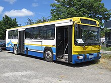 Photographie en couleurs d’un autobus standard préservé.