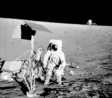 Snímka Surveyoru 3 urobená astronautmi z misie Apollo 12 (vedľa sondy stojí Pete Conrad, v pozadí vidno lunárny modul)