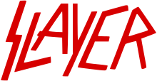 Text „Slayer“, vyvedený v červeném písmu