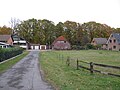 Bahndamm hinter Wohnbebauung in Plockhorst