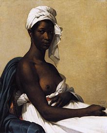 Jeune femme noire assise sur un fauteuil, coiffée d'un turban blanc et vêtue d'une robe de coton de la même couleur.