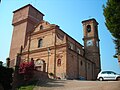 La chiesa, con alle spalle la torre dell'acqua ormai in disuso.