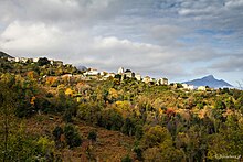 Usa ka pagtan-aw sa novale, nga adunay monte san petrone sa background