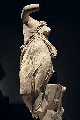 Deze Danseres van Tivoli, uit de Villa Adriana, wordt beschouwd als een 2e-eeuwse afbeelding van Praxilla (bewaard in het Museo Nazionale Romano)