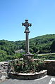 Croix de pierre (1673) à l'emplacement de la chapelle des pénitents blancs, ancienne chapelle castrale.