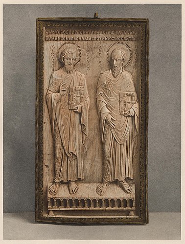 Elfenbeinplatte mit den Relieffiguren der Apostel Johannes und Paulus. Byzantinisch. 11. Jahrhundert