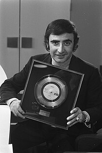 Peret mit einer Goldenen Schallplatte für seine Single Borriquito, 1971