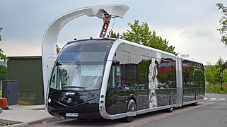 Recharge par biberonnage d'un bus Nemo, au terminus d'une ligne.