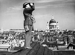 Un miembro de Royal Observer Corps en vigilancia durante Battle of Britain (1940)