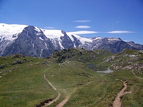 Vue du glacier de Mont-de-Lans (au centre).