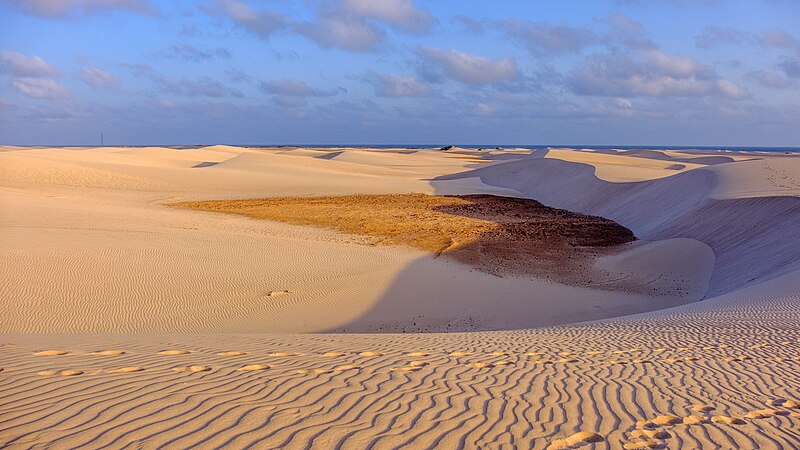 File:Zandduinen bij Zahek (1).jpg