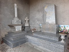 Photographie en couleurs, représentant le monument aux morts d'Avezac.