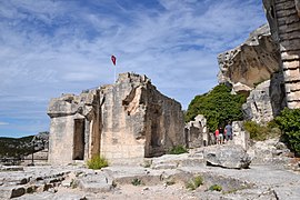 Baux - Château 2nd base cour 6.JPG