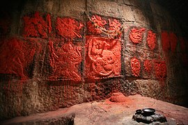 Murs sculptés à l'intérieur de la prison.