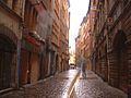 La rue Juiverie sous la pluie.