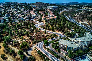 כביש שבע האחיות מטפס ממוצא עילית למבשרת ציון ולקסטל, מימין קטע מכביש מ"ס 1 שהחליף את כביש שבע האחיות בדרך ירושלים - תל אביב.