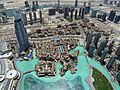 Pohled na fontánu The Dubai Fountain z vyhlídkové plošiny pro návštěvníky ve 124. patře