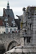 Sint Servaasbrug (13e eeuw) met beeld van Charles Vos (1934)