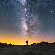 Third place: Milky Way lying above a lady, at Trona Pinnacles National Landmark, California. – צושרײַבונג: Ian Norman (http://www.lonelyspeck.com)(cc-by-sa-2.0)