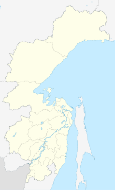 Mapa konturowa Kraju Chabarowskiego, na dole nieco na lewo znajduje się punkt z opisem „Komsomolsk nad Amurem”