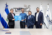 A member of the TSE holding registration documents with Nayib Bukele, Félix Ulloa, and Xavier Zablah Bukele