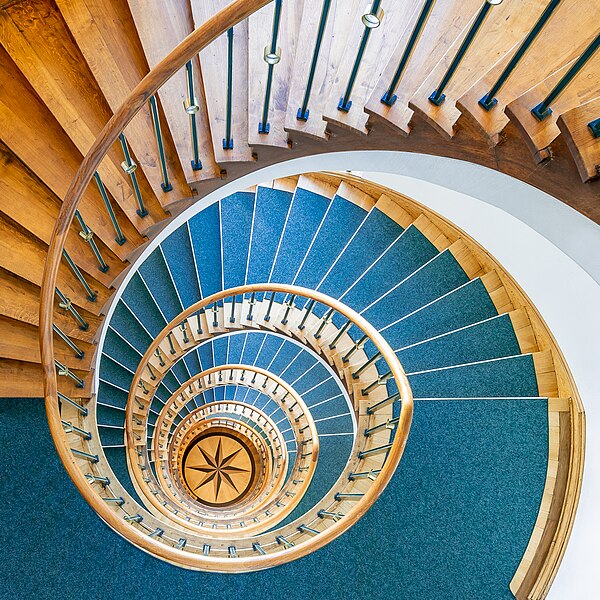 File:Treppe HBK auf Kampnagel.jpg