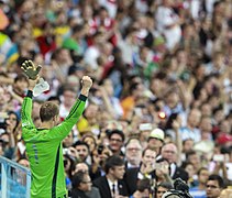 Manuel Neuer winning the Golden Glove.jpg