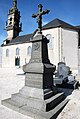 Saint-Méen : le Monument aux morts, surmonté d'une croix 2