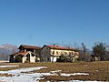 Cascinale sull'altopiano fra le frazioni di Bazzera e Caramelletto