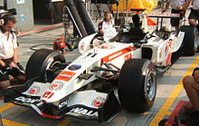 Photo de la Honda RA106 de Rubens Barrichello dans les stands du Grand Prix d'Italie 2006