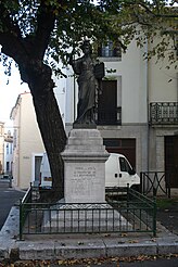 Statue de la Marianne, Place de la République, cette dernière regarde les Valrossiens « morts pour la France ».