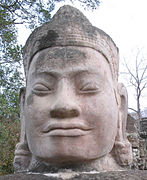 Cabeza de un dios en una de las puertas de Angkor Thom.