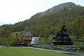 Borgund stavkirke foran, den stavbygde støpulen (klokketårnet) og Borgund kirke bakerst Foto: J. P. Fagerback, 2006