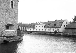 Husarstallet Örebro c:a 1908, nu rivet. Örebro slott till vänster.