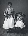 Enfants de Shkodër (Albanie) en fustanelle vers 1860.