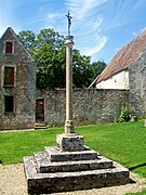 Ancienne croix de cimetière.